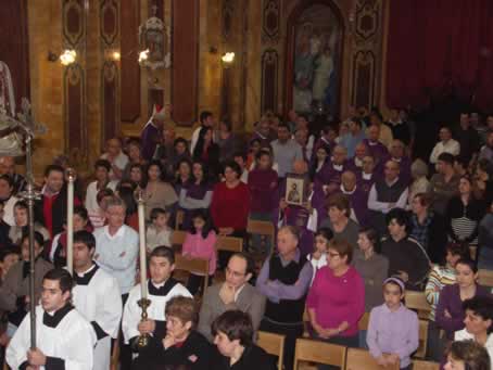 11 Congregation in nave