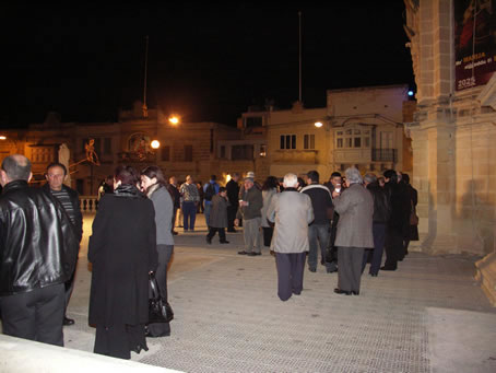 076 Exchanging New Year's Greetings during Agape on Basilica Parvis