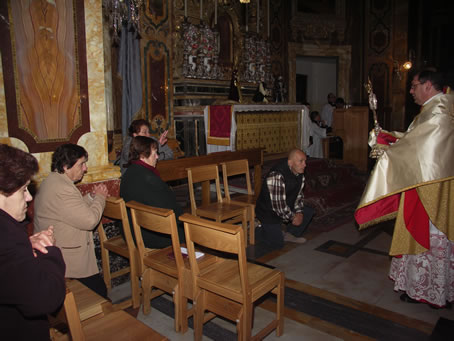 068 Archpriest blesses his mother and her neighbours