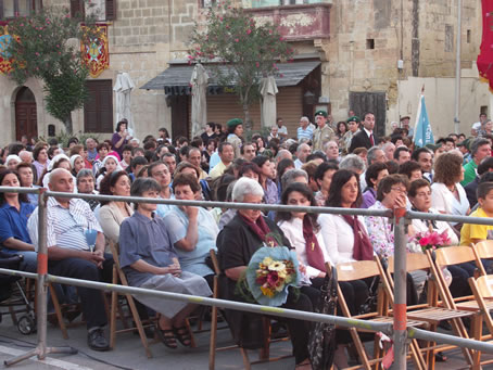 060 The congregation in Pjazza il-Vitorja