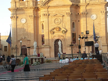 013 Victory Square ready to receive the congregation