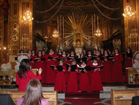 001 Voci Angeliche Choir singing Carols prior to Service