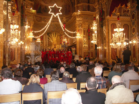 005 Guests in the nave