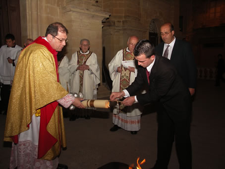 B4 Lighting the new Paschal Candle with the New Light