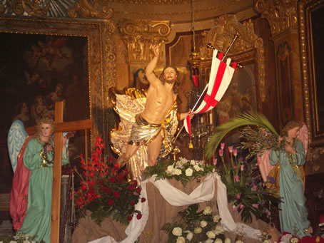 A3 Statue of Risen Christ ascends onto the High Altar