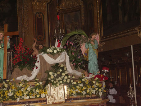 A1 Statue of Risen Christ ascends onto the High Altar