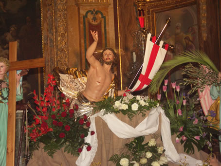 A2 Statue of Risen Christ ascends onto the High Altar