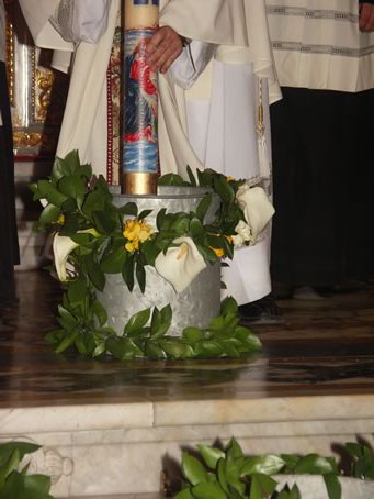 D4 Immersing the Paschal Candle into it