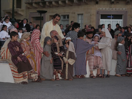 H5 Children gather around Jesus