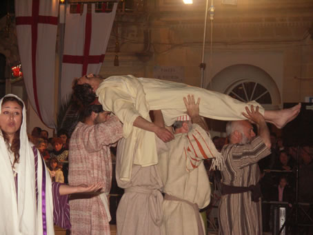 L8 Taking Jesus for burial