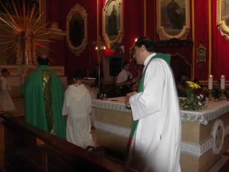 01 Procession to the altar