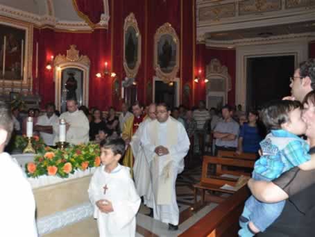 03 Procession to the altar