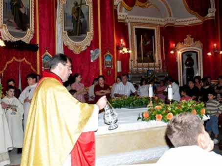 04 Archpriest Carmelo Refalo blessing the altar with incense