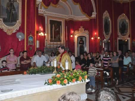 05 Archpriest Carmelo Refalo blessing the altar with incense