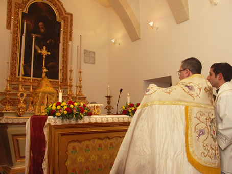 H1 Deacon Magro incensing the relic of the Saint