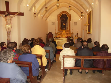 A6 Fontana pilgrims in the Church