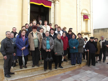 E2 Fontana Pilgrims outside the Church