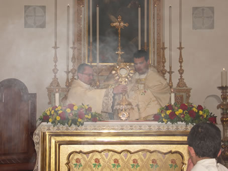 H2 Deacon hands the monstrance to Can Michael Galea