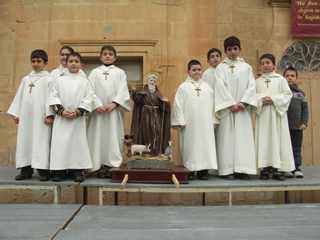 H4 Statue of Sant'Anton takes a rest