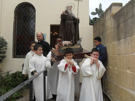 F1 Procession with old statue