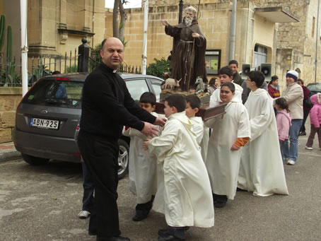 F7 In procession to St Anthony Square