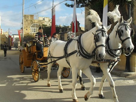 A6 Muscat Stables carriage to transport statue