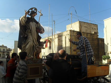 B3 Placing statue on carriage