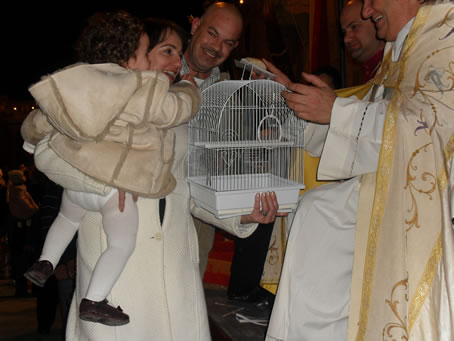 O8 Mum holds as cage too heavy for baby