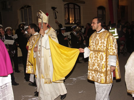 B9 Bishop accompanied by the two deacons