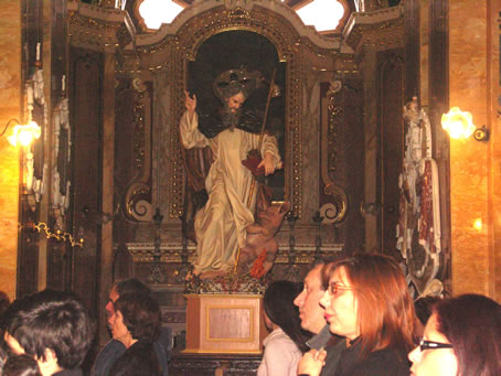 E7 Statue of the Saint in the Basilica