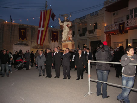 E6 Statue arrives in St Anthony Square