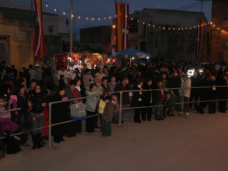 E3 Crowds waiting in St Anthony Square