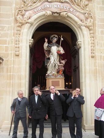 B1 Statue outside Basilica