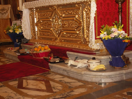 62 The offerings at the feet of the High Altar