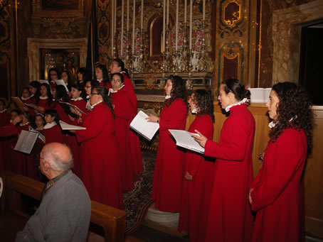 28 Voci Angeliche Choir singing the Gloria