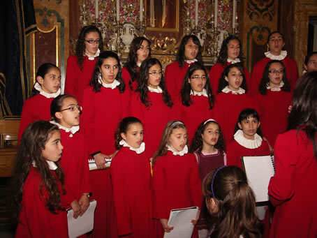 27 Voci Angeliche Choir singing the Gloria