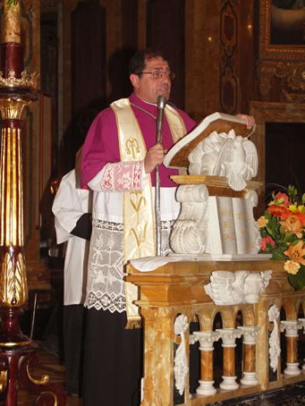 020 Archpriest Mgr Carmelo Refalo briefing the congregation