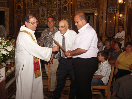 54 Fortunato Theuma presented with memento