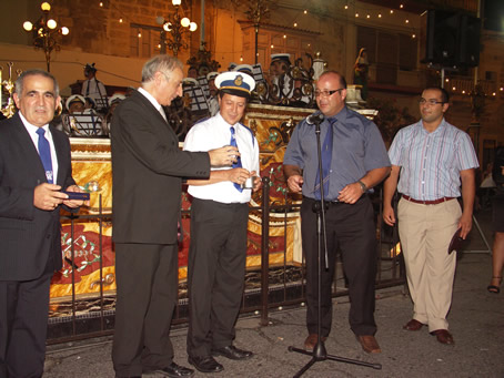 55 Mro Galea presents a gift to Twannie Farrugia