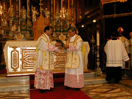 097 Mgr Jimmy Xerri Nadur Archpriest receives memento