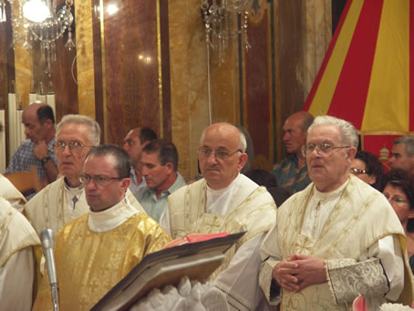 033 Fr George Camilleri S.J. (middle)