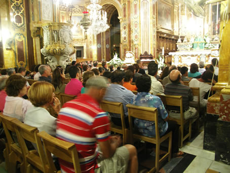 002 Congregation in the nave