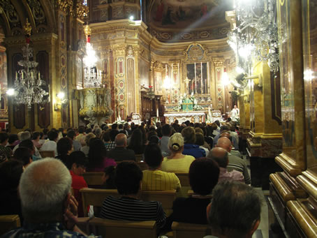 003 Congregation in the nave