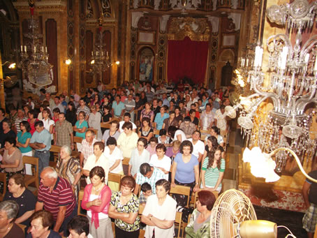 009 Congregation in the nave