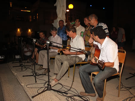 44 Maltese traditional singers.