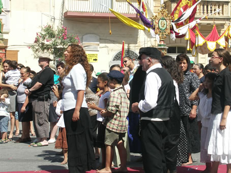 114 The population in thanksgiving procession