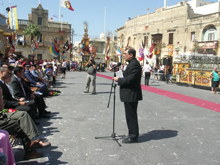 076 Mgr Archpriest with his message