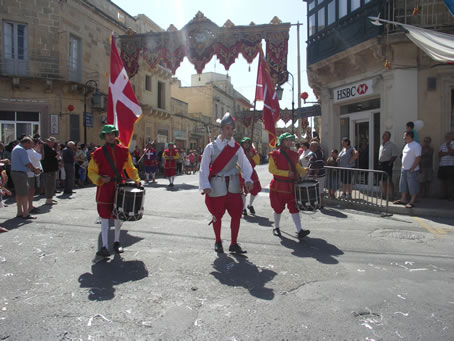 043 The Knights enter Victory Square