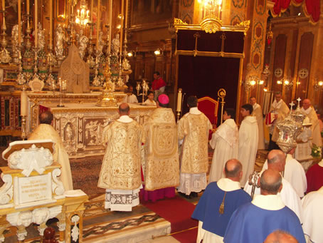 031 Bishop in front of High Altar