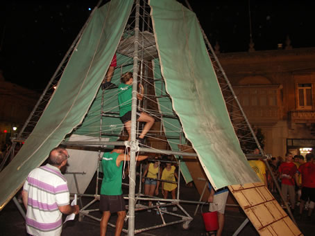 024 girls climb the fortifications